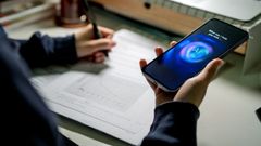 Una persona utilizando una aplicaci�n de IA.