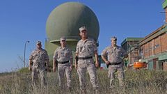 De izquierda a derecha, el sargento primero Men&eacute;ndez, el brigada Es Sair, el capit&aacute;n Perales y el cabo V&aacute;zquez, este juegves frente al radar del Escuadr&oacute;n de VIgilancia A&eacute;rea N.&ordm; 10