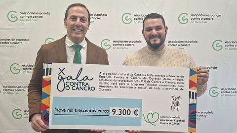 Germ�n Rodr�guez-Sa� y David Rodr�guez con el cheque.