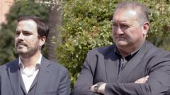 El coordinador federal de IU, Alberto Garzn (i), y el coordinador de IU de Asturias, Ramn Argelles (i) durante la inauguracin de los Jardines de los Abogados de Atocha, en Gijn