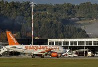 <span lang= es-es >El �ltimo vuelo de una compa��a de bajo coste</span>. Easy Jet oper� el Alvedro entre febrero del 2007 y el 2 de diciembre del 2012, cuando sali� de A Coru�a el �ltimo vuelo de la aerol�nea. 