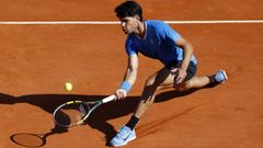 Carlos Alcaraz golpeando la bola durante el encuentro ante Etcheverry en Montecarlo