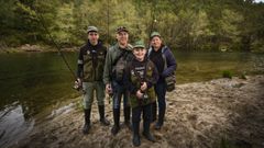 Antonio Lorenzo y Nieves Salgueiro, con sus hijos Mart�n e Iker, en un domingo de pesca