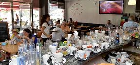 Los trabajadores de la cafeter�a Central tuvieron que acumular la vajilla de toda la ma�ana ante la falta de agua.