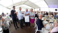 Los 800 asistentes a la comida de mayores de O Porto do Son tuvieron mucha fiesta y algunas sorpresas