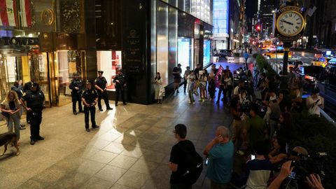 Una treintena de personas se concentran en una vigilia en la Torre Trump de Nueva York