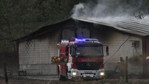 Incendio en una nave de pollos de Castro de Rei.