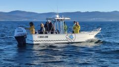 Verano e invierno, la planeadora de O Chivo recorre la r�a cargada de aficionados a la pesca