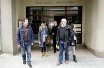 Fern�ndez Valle y Gonz�lez Barcia, en primer plano, saliendo del juzgado con sus compa�eros.
