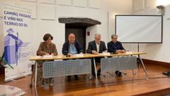 De izquierda a derecha, Concepci�n Vega, presidenta de la Asociaci�n de Municipios del Camino de Invierno; Joaqu�n S�nchez, presidente de la Ruta del Vino de Valdeorras; Alfredo Garc�a, alcalde de O Barco de Valdeorras y Jos� Luis Garc�a Pando, presidente del Consello Regulador de la D.O. Valdeorras.