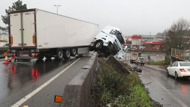 Accidente de un cami�n a la altura del pol�gono Costa Vella, en Santiago