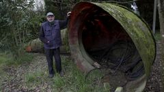 MONCHO AMIGO ESCULTOR DE LA CARACOLA DE PUNTA HERMINIA EN LA ZONA DE LA TORRE DE HERCULES, EN SU CASA CON EL MOLDE CON EL CONSTRUYO LA CARACOLA