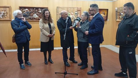 El alcalde de A Pobra, Jos� Carlos Vidal, hizo entrega de un obsequio a Demetrio Bermo