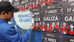 La sede Provincial de PP�en Lugo amanece cubierta de carteles con el mensaje �17 anos queimando Galiza�