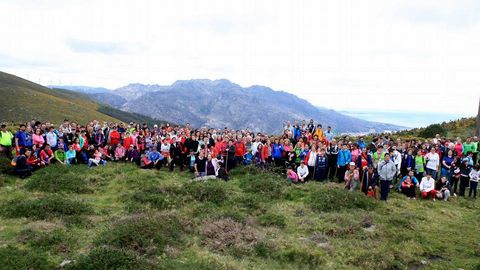 Andainas Co�ece a Costa da Morte. Ruta por Dumbr�a. Senderistas en el monte Mi��ns. Con O Pindo al fondo.