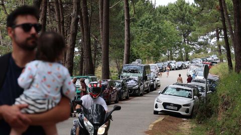 En Area da Secada se prohíbe el aparcamiento a ambos lados de la carretera para evitar el colapso de la calzada como el que muestra la fotografía
