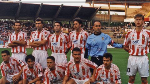 Sporting en la temporada 95-96.�Arriba: Giner, Julio Salinas, Hugo P�rez, Tom�s., Ablanedo y Lediakhov. Abajo: Avelino, Pablo, Tino, Bango y Eloy Olaya.