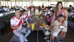 Asistentes a la fiesta peruana de Ourense.