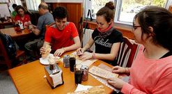 Desde Granada llegaron el mi�rcoles a Valga cuatro familias enamoradas del Camino.