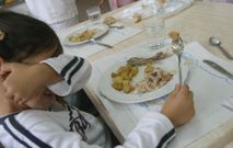 El debate sobre si conviene o no abrir los comedores escolares en verano sigue abierto. 