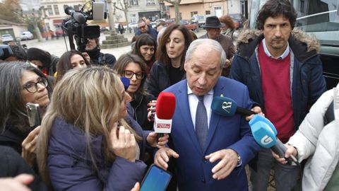 Tom&eacute;, rodeado de periodistas, a su salida de la casa consistorial