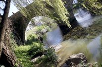 En puntos concretos del litoral, como a orillas del Traba (en la foto), justo al lado de uno de los nuevos bombeos de la red, los vertidos de aguas residuales son una constante. 
