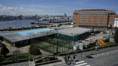 Instalaciones de La Solana y el hotel Finisterre y, al fondo, muelles de Calvo Sotelo y Bater�a