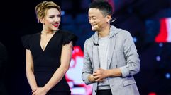 La actriz Scarlett Johansson, junto al presidente de Alibaba, Jack Ma, durante la gala de presentaci�n del evento