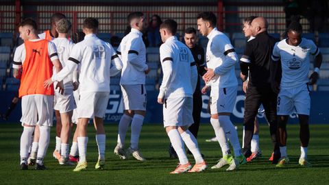 Calentamiento de los jugadores del Club Deportivo Lugo antes del partido en casa del Osasuna Promesas
