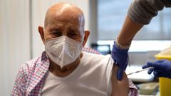 Un hombre de 97 a�os recibe la segunda dosis de la vacuna contra el covid-19 en Madrid