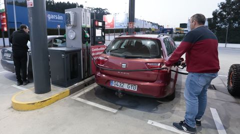 Un hombre reposta combustible hace unos d�as en una estaci�n de servicio de Burela