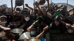 Gazates tratando de hacerse con comida durante un reparto en Yan Junis, en el sur de la Franja