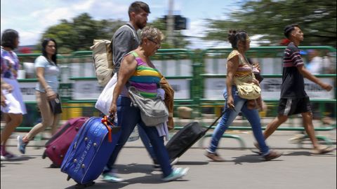 Venezolanos cruzan el paso fronterizo de San Antonio del T�chira hacia C�cuta, Colombia