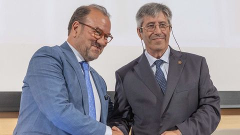 El rector de la USC, Antonio Lpez, a la izquierda, y el decano de Medicina, Jos Carreira, el pasado mes de junio, durante la toma de posesin de este ltimo