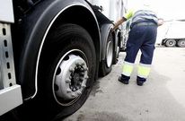 Un trabajador observa las ruedas pinchadas de un cami�n de recogida de basura en A Coru�a.