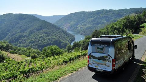 El bus lanzadera, que lleva visitantes diariamente desde Escairón hasta la playa fluvial de A Cova, presta servicio desde el pasado día 1