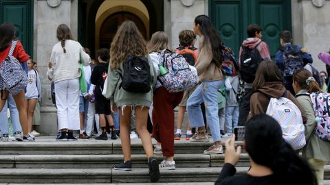 Imagen de estudiantes de secundaria y bachillerato entrando en su instituto, en A Coru�a