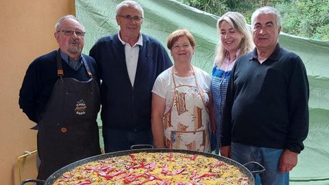 Miembros de la Asociaci�n de Veci�os Xuntanza, de Lamas, en San Sadurni�o, en una de sus actividades gastron�micas