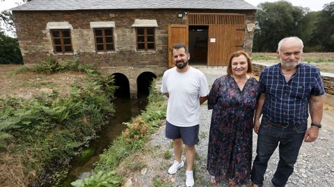 Unha familia de Coea, en Castro de Rei, restaura un muo familiar para uso comercial.