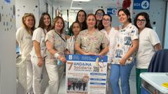 Personal del �rea de Pediatr�a del CHUO con el cartel de la andaina solidaria de la Fundaci�n Andrea