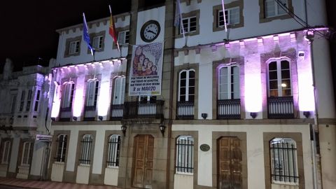 Fachada del consistorio local de Mugardos iluminada para conmemorar el Da de la Mujer