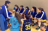 El t�cnico Luis For�s dando instrucciones a sus jugadoras del Autos Pati�o de cadetes. 