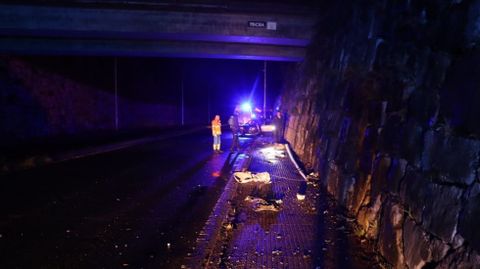 La farola derribada qued� tendida sobre la acera de la Trinchera.