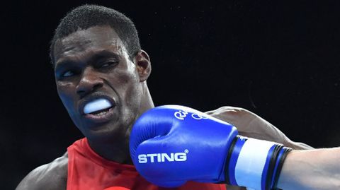 Thadius Katua, de Papua Nueva Guinea, recibe un golpe del ruso Adlan Abdurashidov.