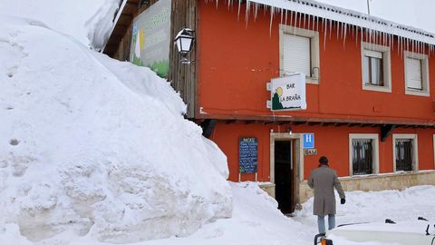 Establecimientos del puerto asturiano de San Isidro bajo la nieve