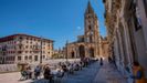 La gente disfruta en una terraza del buen tiempo en Oviedo