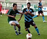Manu, peleando por el bal�n con un jugador del Racing de Ferrol, en A Malata anteayer.