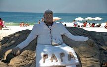 <span lang= es-es >Copacabana aguarda a Francisco</span>. Una figura de arena del papa preside la famosa playa de R�o de Janeiro, que acoger� desde el lunes la Jornada Mundial de la Juventud.