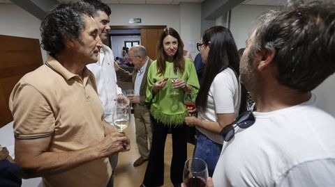 La conselleira de Medio Rural comparte un vino con los bodegueros