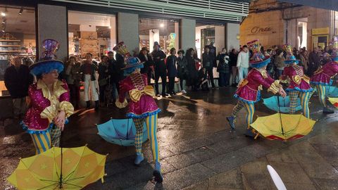 Ritmo y calor para desafiar a la lluvia en el desfile de entroido de O Carballi�o